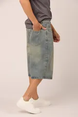 Bermuda de jean celeste con efecto lavado y corte amplio.