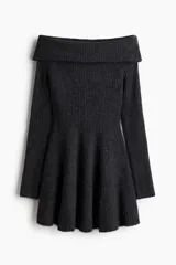 Vestido corto de punto acanalado, color gris oscuro, con diseño de hombros descubiertos, escote con doblez, mangas largas y falda con vuelo.