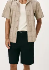 Bermuda cargo negra, de corte recto y largo hasta la rodilla, con bolsillos laterales tipo parche.