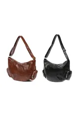 Bandolera negra de cuero sintético con correa ajustable y dos bolsillos laterales con cierre.