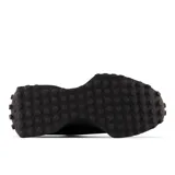 Championes New Balance modelo 327, color negro, con logo "N" de gran tamaño en los laterales, capellada de cuero y nylon, y suela exterior envolvente inspirada en los senderos.