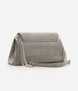 Cartera shoulder mediana Satinato confeccionada en PU gris, con solapa frontal, costuras pespunteadas diagonales y doble asa de cadena metálica plateada.
