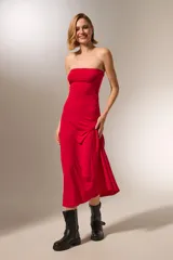 Vestido midi strapless de corte ajustado al cuerpo, confeccionado en tela de poliéster con cierre posterior.