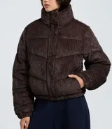 Campera puffer de pana color marrón oscuro, con diseño acanalado, cuello alto y cierre frontal con botones a presión.