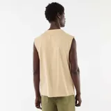 Musculosa de algodón color beige con estampado frontal con texto y un diseño gráfico alusivo a California.