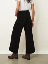 Pantalón de jean color azul muy oscuro, casi negro, con corte recto y tiro alto. Presenta diseño de cinco bolsillos y cierre frontal con botón.