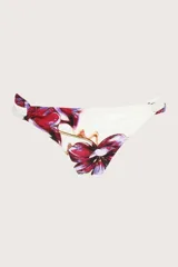 Calzón de bikini blanco con estampado de flores rojas y violetas, de cobertura pequeña y corte a la cadera.