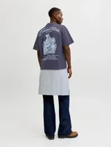 Remera gris oscuro de manga corta y cuello redondo, con corte holgado y pequeño estampado en el pecho.