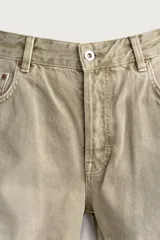 Pantalón de jean estilo straight fit, de corte recto y tiro medio, con efecto lavado en color gris oscuro. Cuenta con diseño clásico de cinco bolsillos y cierre frontal con botones.