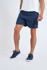 Short de baño color turquesa con cintura elástica y cordón ajustable. Presenta bolsillos laterales y un bolsillo trasero, con el logo de la marca bordado en la parte inferior de la pierna.