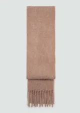 Bufanda de tejido de punto con textura suave y terminación de flecos en los extremos.