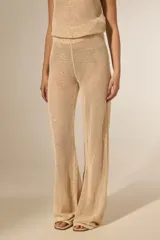 Pantalón largo de tejido en red con lentejuelas, color beige, de tiro bajo y corte holgado.