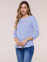 Remera de algodón con elastano, con estampado de rayas horizontales blancas y azules, escote bote y mangas tres cuartos de corte raglán.