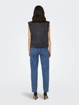 Chaleco largo de denim azul con cuello camisero, cierre frontal de botones metálicos, bolsillos frontales aplicados y costuras pespunteadas visibles.