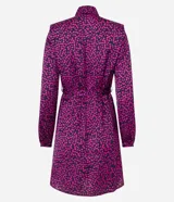 Vestido corto chemise en crepé con estampado de mini cerezas, cuello camisero, abotonado delantero, manga larga y lazo en la cintura.