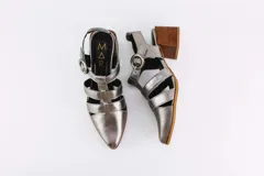 Sandalia de cuero negro con punta cerrada, tiras cruzadas y taco de madera.