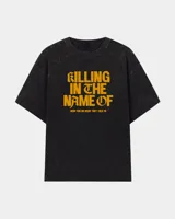 Remera oversize negra con efecto lavado, cuello redondo, mangas cortas y estampa frontal en color amarillo con la frase "Killing in the Name of".