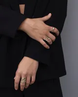 Anillo plateado con diseño abstracto y abierto, realizado en alpaca.