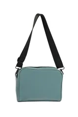 Bandolera negra de PU con correa ajustable y bolsillos frontales.