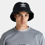 Gorro tipo bucket Adidas de color negro con el logotipo del Trifolio y el nombre de la marca bordados en blanco en el frente.