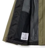 Campera impermeable Columbia Watertight II de color verde militar, con capucha incorporada, cierre frontal con solapa y bolsillos laterales con cierre.