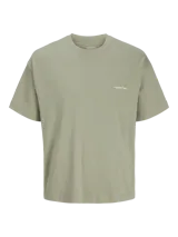 Remera de manga corta color verde militar, de corte oversize y cuello redondo, con pequeño texto estampado en el pecho.