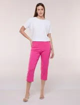Pantalón capri estilo sastrero de tiro alto y color fucsia, marca Zac & Rachel, confeccionado en tejido elástico con cintura ancha sin cierres ni botones y bolsillos funcionales en el frente.