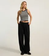 Musculosa corta de cuello redondo con diseño de rayas horizontales en blanco y negro, confeccionada en tejido texturizado con elasticidad.