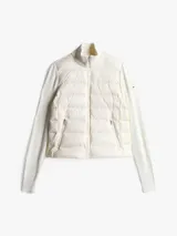 Campera Tommy Hilfiger con cuerpo acolchado de plumón y mangas de punto a contraste. Presenta cuello levantado, cierre frontal de cremallera, puños de punto canalé y dos bolsillos laterales con cremallera.