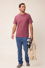 Remera básica de manga corta con cuello redondo y corte regular fit. Presenta un pequeño bordado en el pecho.