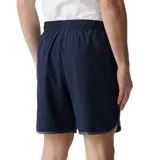 Short deportivo Fila de corte training, color azul marino con detalles de ribetes en gris en los laterales y ruedo. Cuenta con cintura elástica y logo de la marca estampado en el frente.