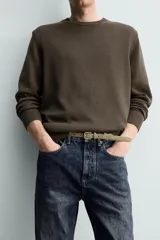 Sweater regular fit de algodón color verde militar, con cuello redondo y mangas largas, con terminaciones en rib.