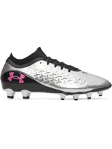 Championes de fútbol Under Armour Magnetico Pro 6 FG, color plateado con detalles en negro y fucsia. Cuenta con capellada auxética UA Liquid Clone, sistema de cordones asimétrico y cuello de punto.