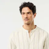 Camisa de manga larga con cuello mao, cierre frontal de botones y diseño a rayas verticales en tonos verde, beige y amarillo.