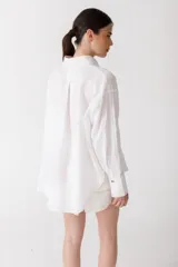 Camisa blanca de lino con botones de carey con forma de frutas, manga larga y bolsillo de parche en el pecho.