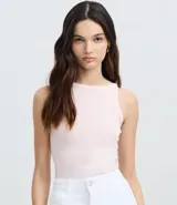 Musculosa básica femenina color marrón oscuro, confeccionada en malla rib de algodón con textura acanalada y cuello redondo.