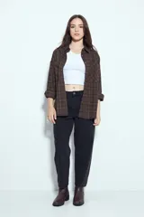 Pantalón de denim con corte barrel, de silueta relajada y tiro medio, en color gris lavado.