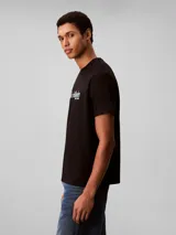 Remera de algodón con cuello redondo y manga corta, presenta un estampado frontal con el logo de la marca en estilo cursivo.