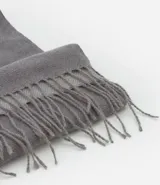 Bufanda de punto doble faz en color gris, con diseño liso y terminación de flecos en los extremos.