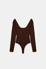 Body de manga larga con escote cuadrado, confeccionado en tejido elástico con cierre inferior mediante botones a presión.