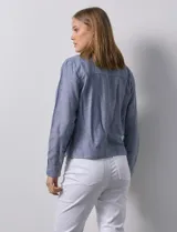 Camisa tipo campera de lino marca Dash, color blanco, con cierre frontal de botones, cuello camisero y bolsillos con solapa en el pecho.