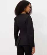 Blazer sastre Blue Steel de color negro, confeccionado en poliéster con elastano y forro de poliéster. Presenta un diseño estructurado con escote en V pronunciado, cierre frontal de un botón y bolsillos con solapa en los laterales. Las mangas largas tienen volumen tipo cocoon.
