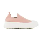 Zapatillas deportivas rosas de tela tejida, sin cordones, con suela de plataforma blanca.