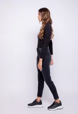 Pantalón de jean chupín color azul oscuro, con cinco bolsillos, presillas, botón y cierre metálico.