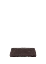 Bolso tipo clutch de color marrón oscuro, con diseño trenzado y estructura rígida.