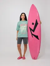 Remera blanca de algodón con estampado frontal de estilo playero con texto en color coral y azul.