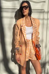 Blazer oversize con solapas y cuatro botones. Diseño estructurado con forro interior.