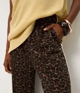 Pantalón de corte wide leg con estampado animal print, confeccionado en tejido modal con viscosa. Presenta cintura elástica y frisos laterales continuos, con una caída recta y amplia.