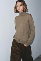Jersey de cuello alto confeccionado en lana 100%, de manga larga y diseño clásico con acabado de tacto suave.