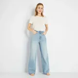 Jean de corte wide leg con tiro alto, confeccionado en denim de tono azul claro con acabado lavado.